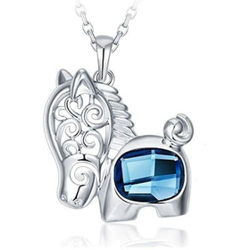 Кулон Сваровски. Год лошади